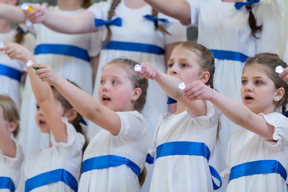 Детский хор. Платье для выступления хора воскресной школы. Семейный хор. Хор дети концерт. Мы маленькие дети хор