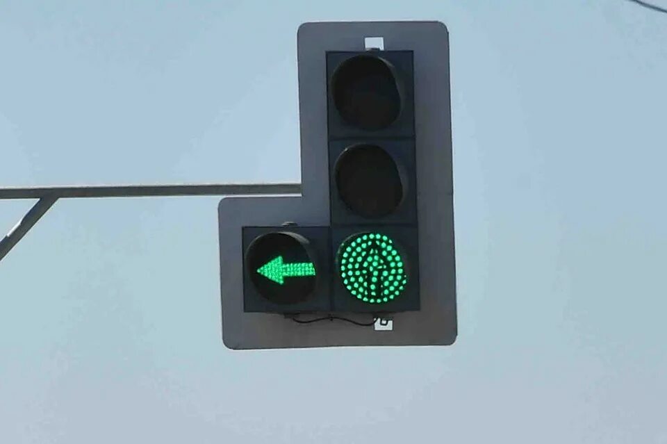 Дополнительная зеленая стрелка на светофоре налево. Светофор трехсекционный т3. Светофор с доп секцией. Зеленая стрелка светофора. Светофор со стрелками.