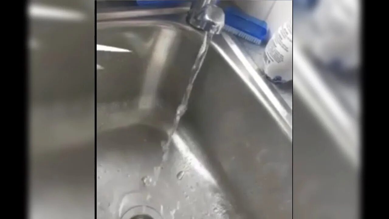 Режу воду. Кусок льда на столе. Режу воду. Резка стекла ножницами в воде. Разрезали водой.