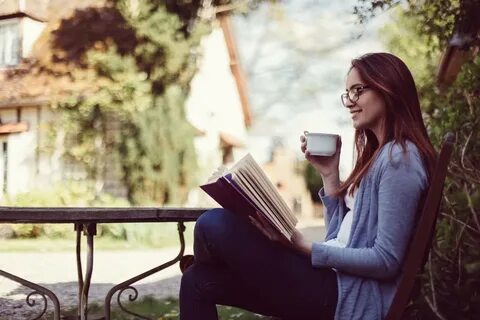 She has reading a book какое время