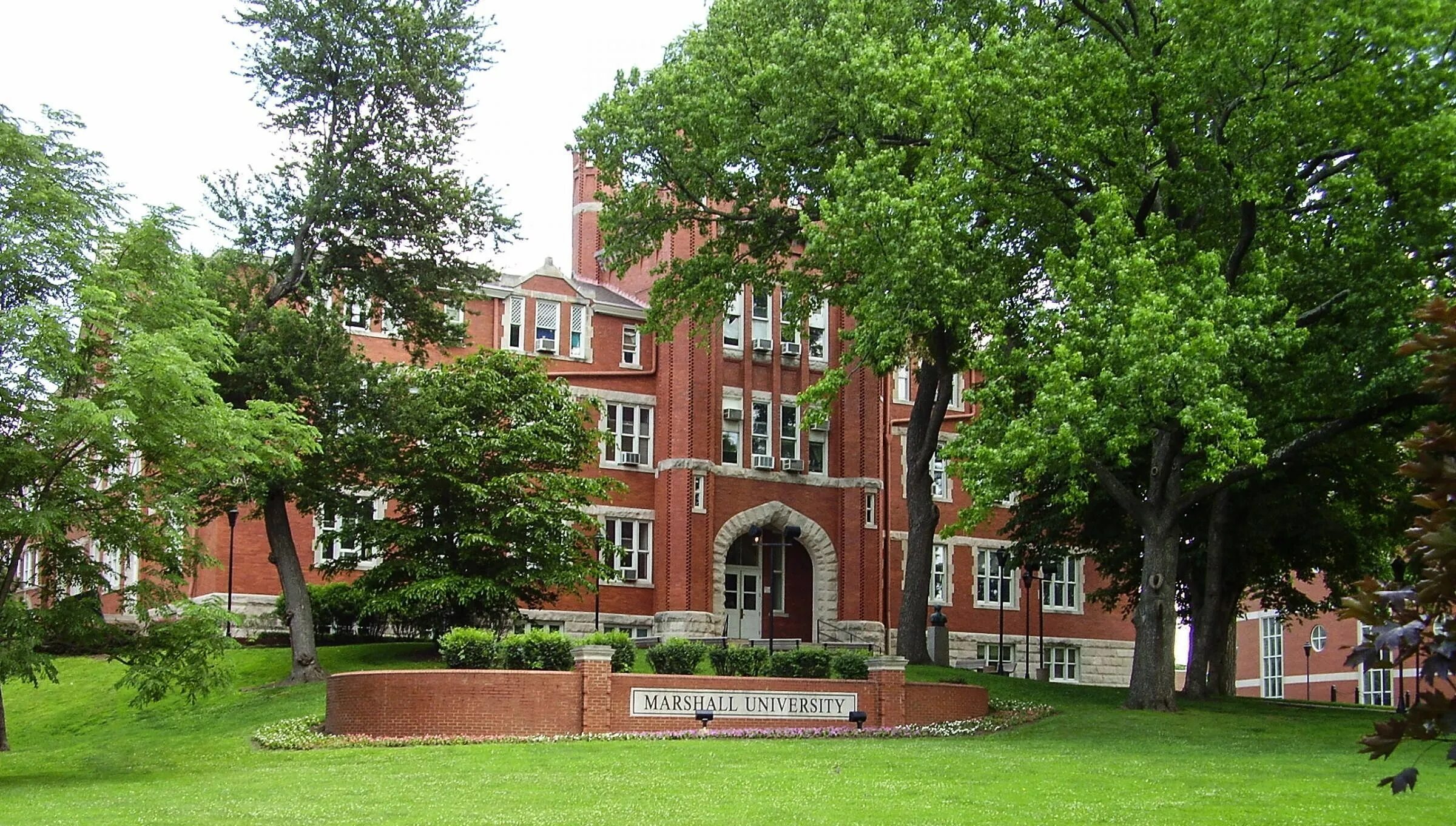 Main university. Университет Западной Вирджинии. Хантингтон Западная Вирджиния. Университет Западной Вирджинии фото. Университет Западной Вирджинии внутри.