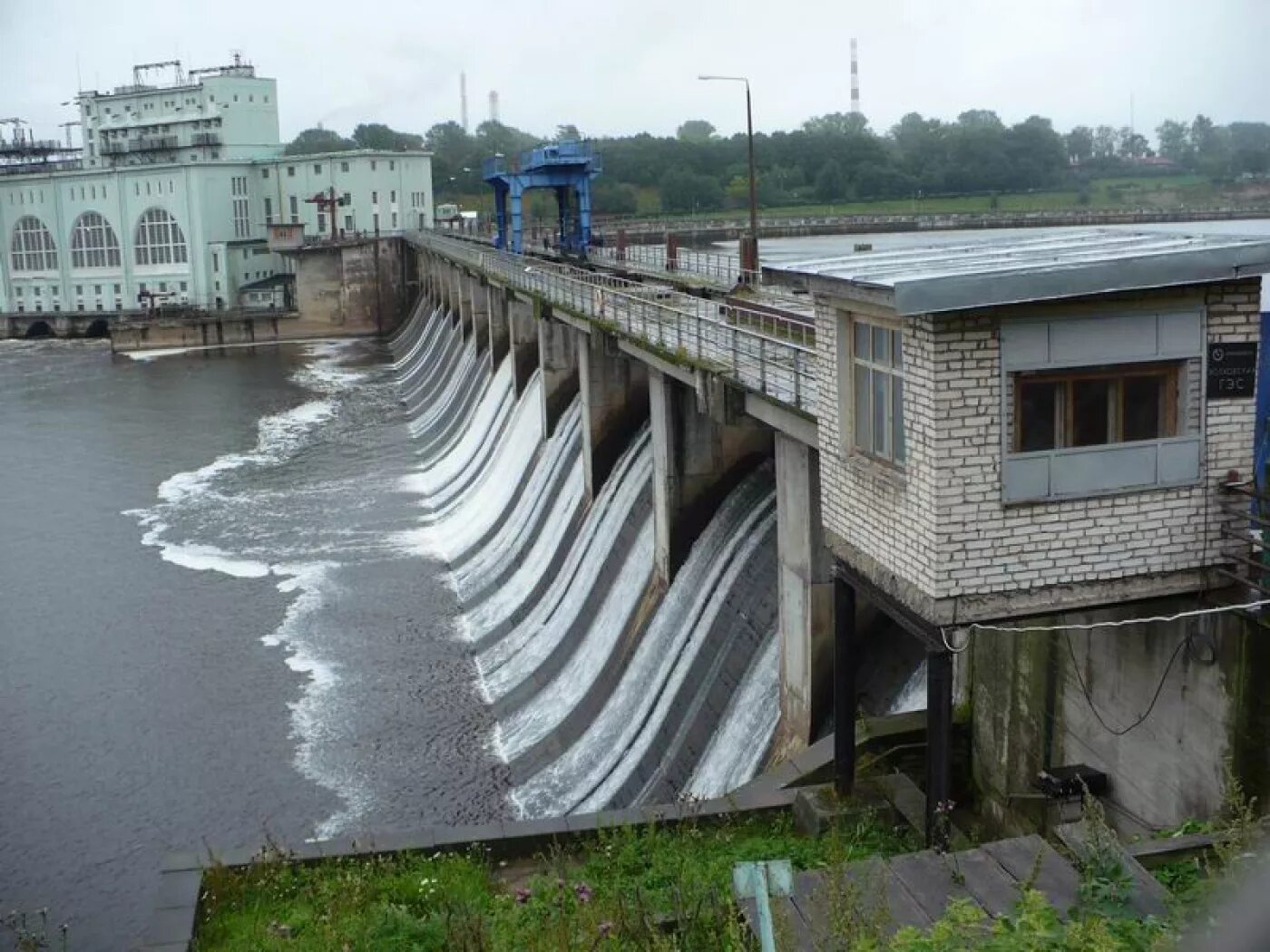 Люди перегородили реку большой плотиной вода. ГЭС 6 Волхов. Волховская ГЭС Волхов. Волховская ГЭС Ленинградская область. Река Волхов ГЭС.