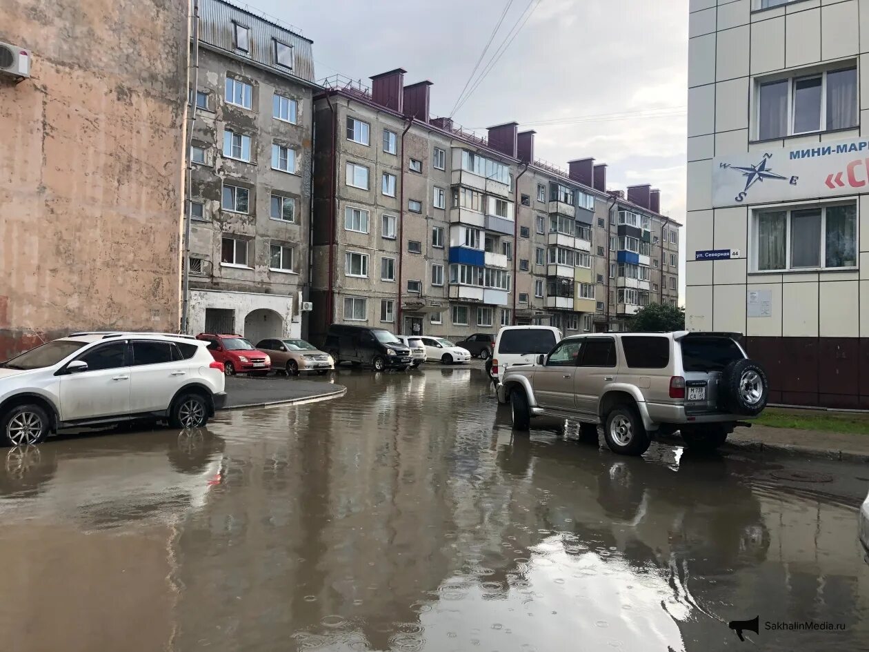 Южно-Сахалинск наводнение 2009. Ливень. Сильный ливень. Дожди затопили улицы.