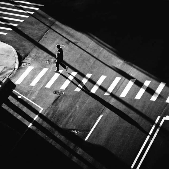 Пешеходный переход арт черно белое. Картинка по тону черно белая. Arthur St John Photography. Фото нюансы