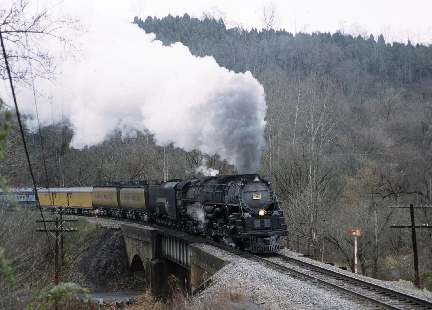 2001 год поезд. Amtrak mooning с поезда. Крушение поезда наро-фоминск 1998. Тихий дон поезд люкс вагон. Неуправляемый поезд 8888.