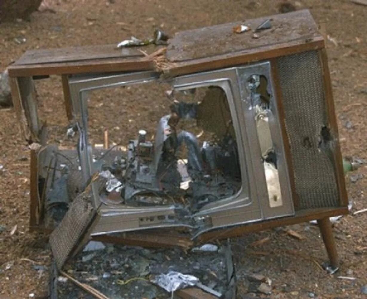 Разбитый старый телевизор. Старый сломанный телевизор. Старинный разбитый телек. Телевизор разбился.