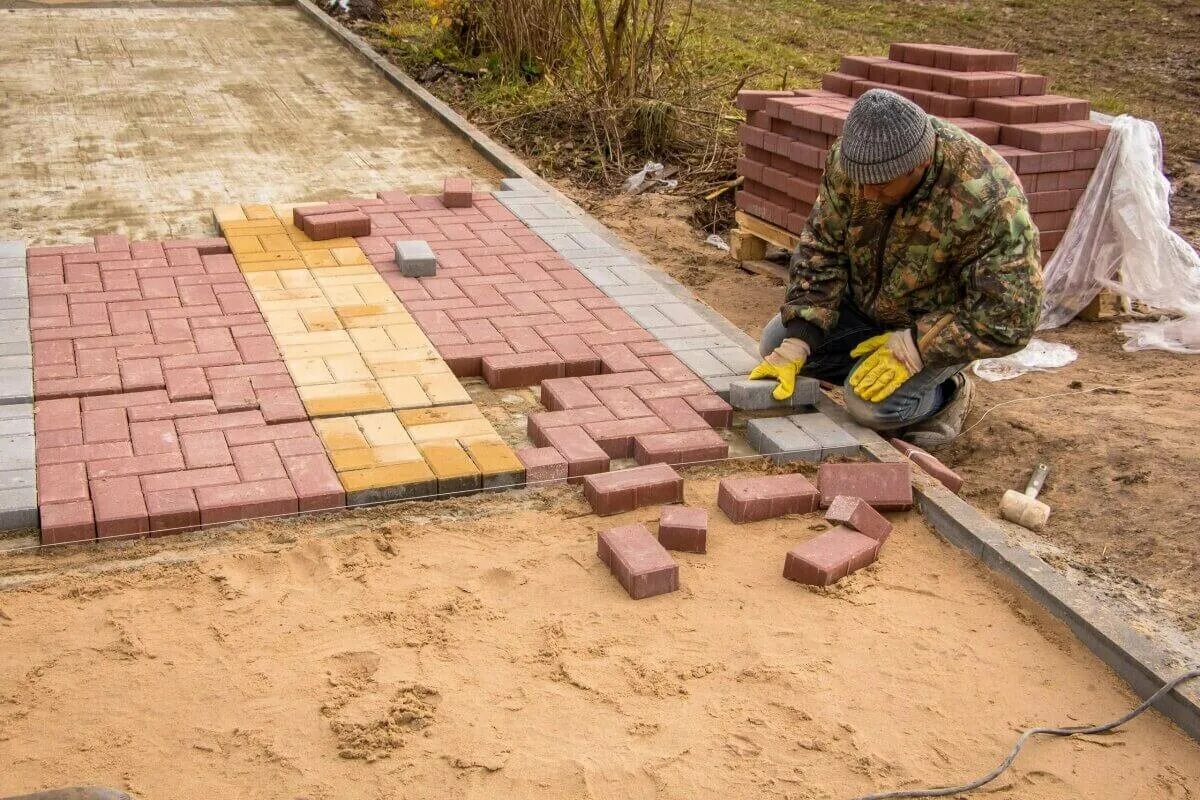 Бехатон тротуарная плитка. Укладчик тротуарной плитки. Укладка тротуарной плитки. Укладка брусчатки. Как положить тротуарную плитку на бетонное основание