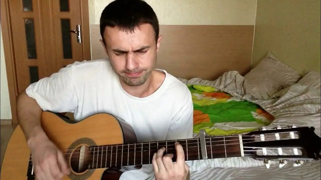 Мужик поет под гитару. Классно спел под гитару. Парень с длинными волосами поет под гитару. Мужик поет под гитару. Фотосессия с гитарой мужчины.