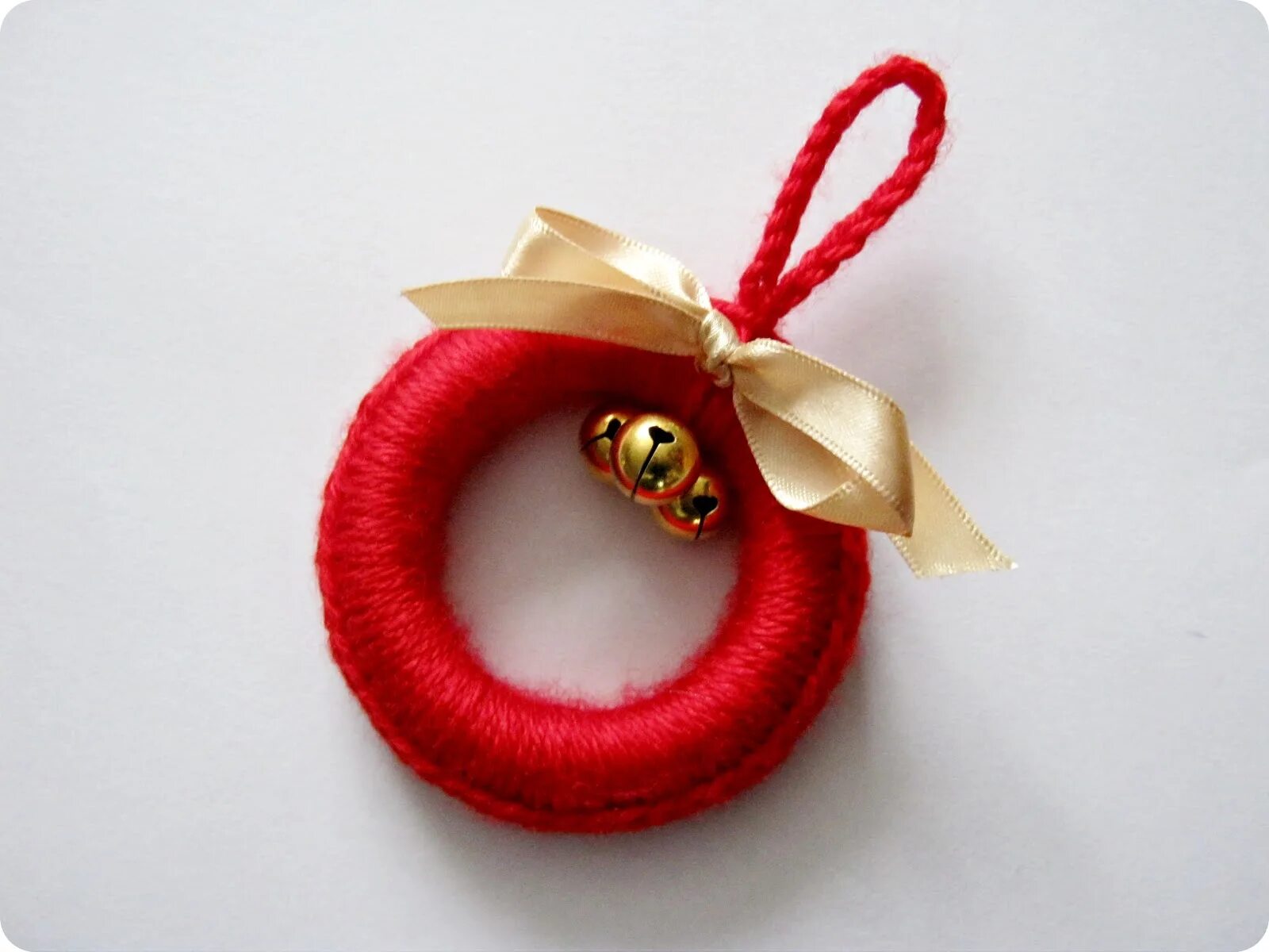 Как сделать новогоднее колечко. Рождественский венок. Новогодние венки на дверь. Новогодние игрушки из бисера. Рождественский венок основа.