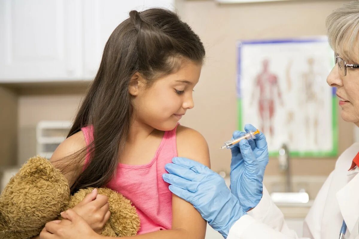 Вакцина для девочек. Вакцинация детей. Иммунизация детей. Прививка детям. Прививка от гриппа детям.