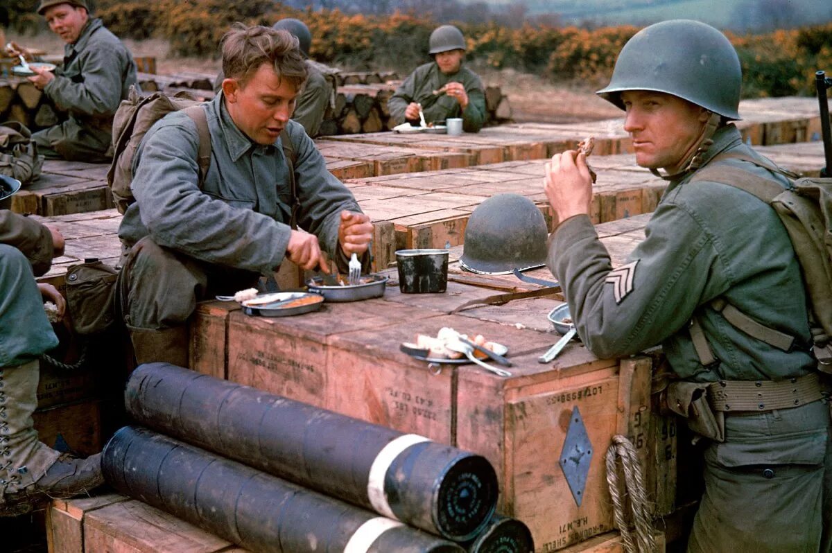 1944 сколько лет человеку. Западный фронт 1944. Американские солдаты второй мировой войны в цвете. Американцы в 1944 вторая мировая. Цветные снимки второй мировой войны.