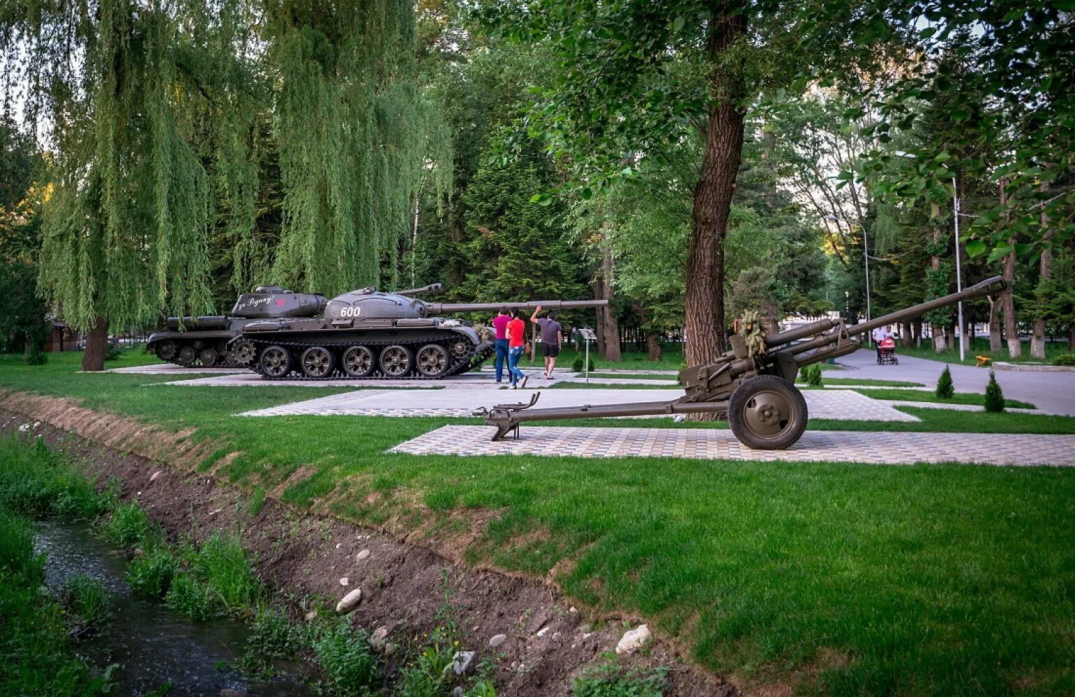 Парк Победы Черкесск. Зеленый остров Черкесск аллея славы. Парк зелёный остров Черкесск Военная техника. Аллея боевой славы Черкесск. Музей военный остров