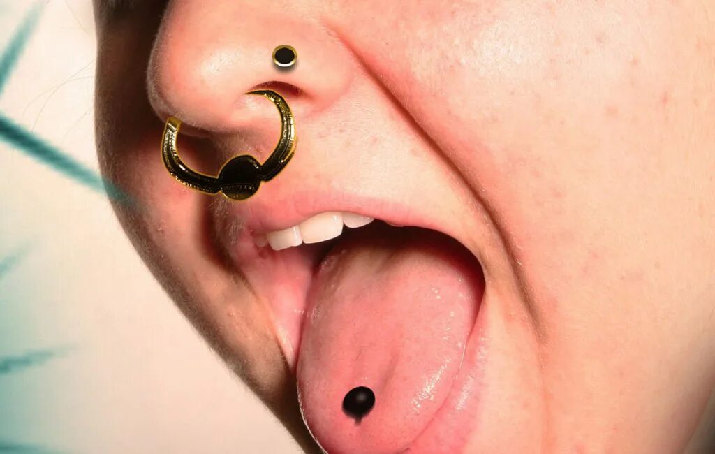 можно ходить с пирсингом в школу. кольцо в носу. красивый пирсинг крыла носа. нестандартный пирсинг. прокол носа без сережки.