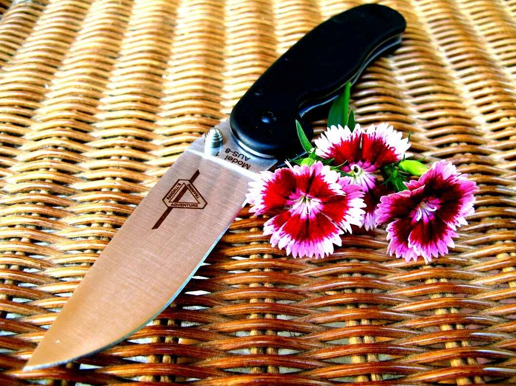 Ножевой слушать. Цветок и нож. Цветы ножики. Нож с цветами. Красивые ножи с цветами.