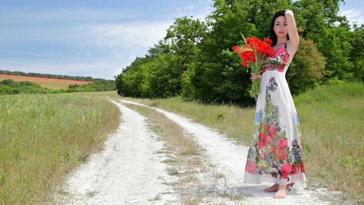 Девушка бежит по полю. Девушка босиком. Весна ты где. Уходящее лето. Табличка стоячая.