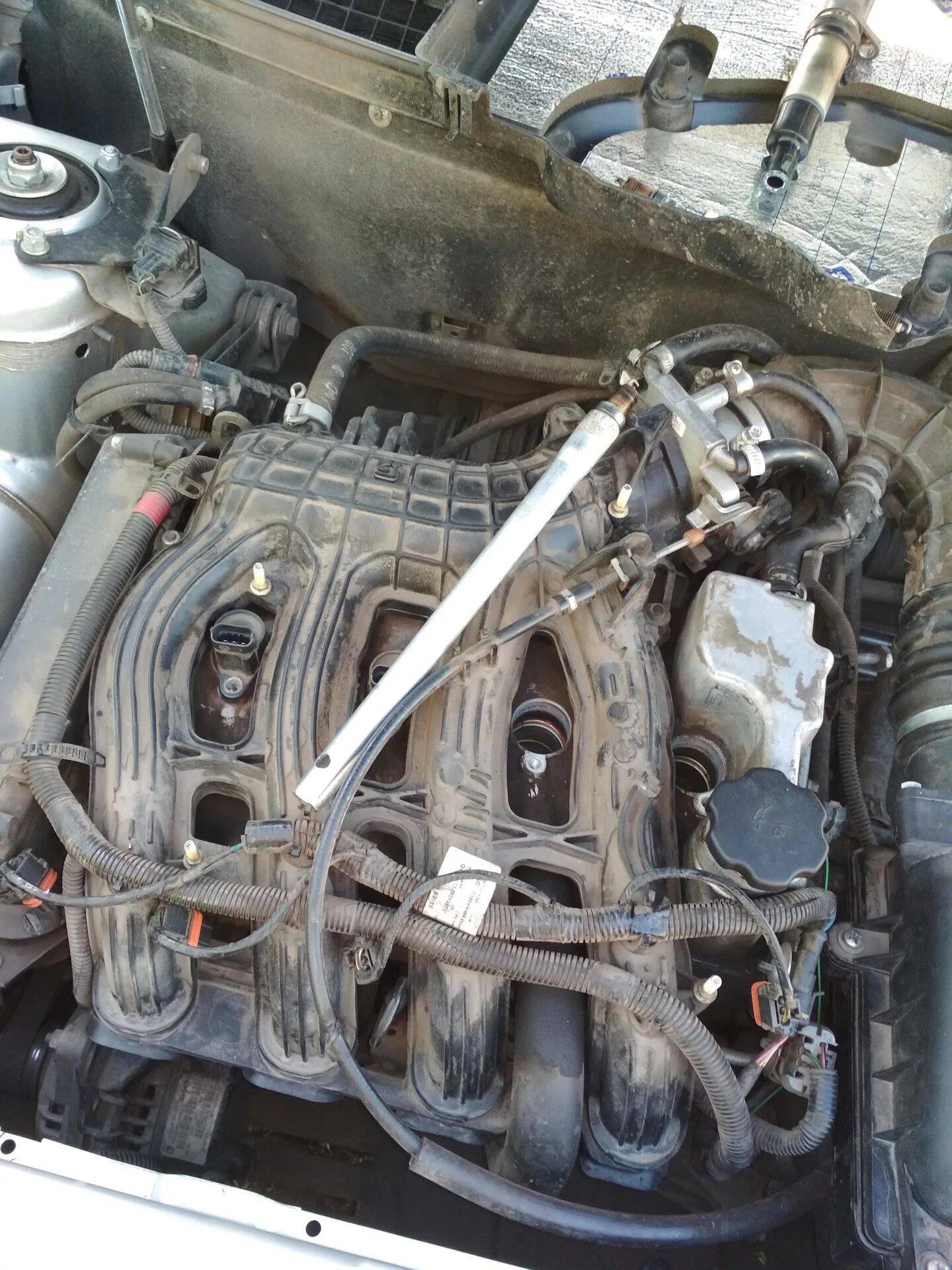 Бронепровода приора 16. Свечи зажигания приора 16. Где свечи на приоре 16 клапанов. Свечной ключ приора 16. Свечи зажигания приора 16.