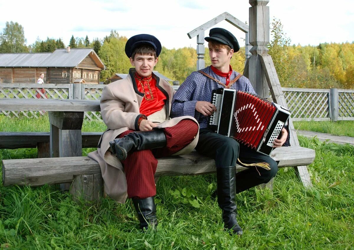 Деревенский парень. Посиделки на лавочке в деревне. Парень с гармошкой в деревне. Бабы мужички