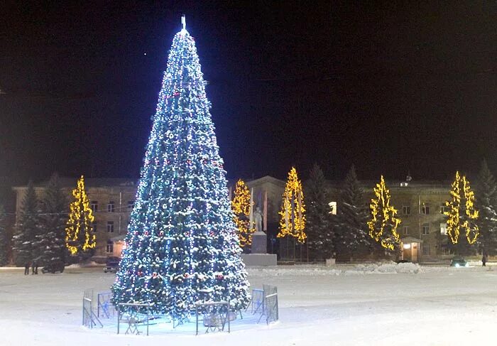 новогодние праздники в россии. елочка из машин. под рождественской елью 2021. январские праздники. новогодние каникулы.