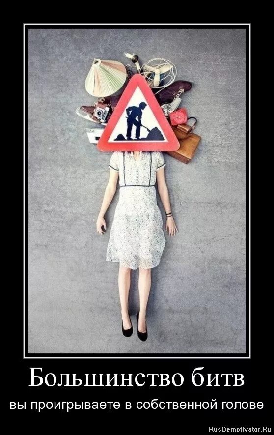 большинстве головах. большинстве головах. человек с короной на голове. парень с короной на голове. надевает корону.