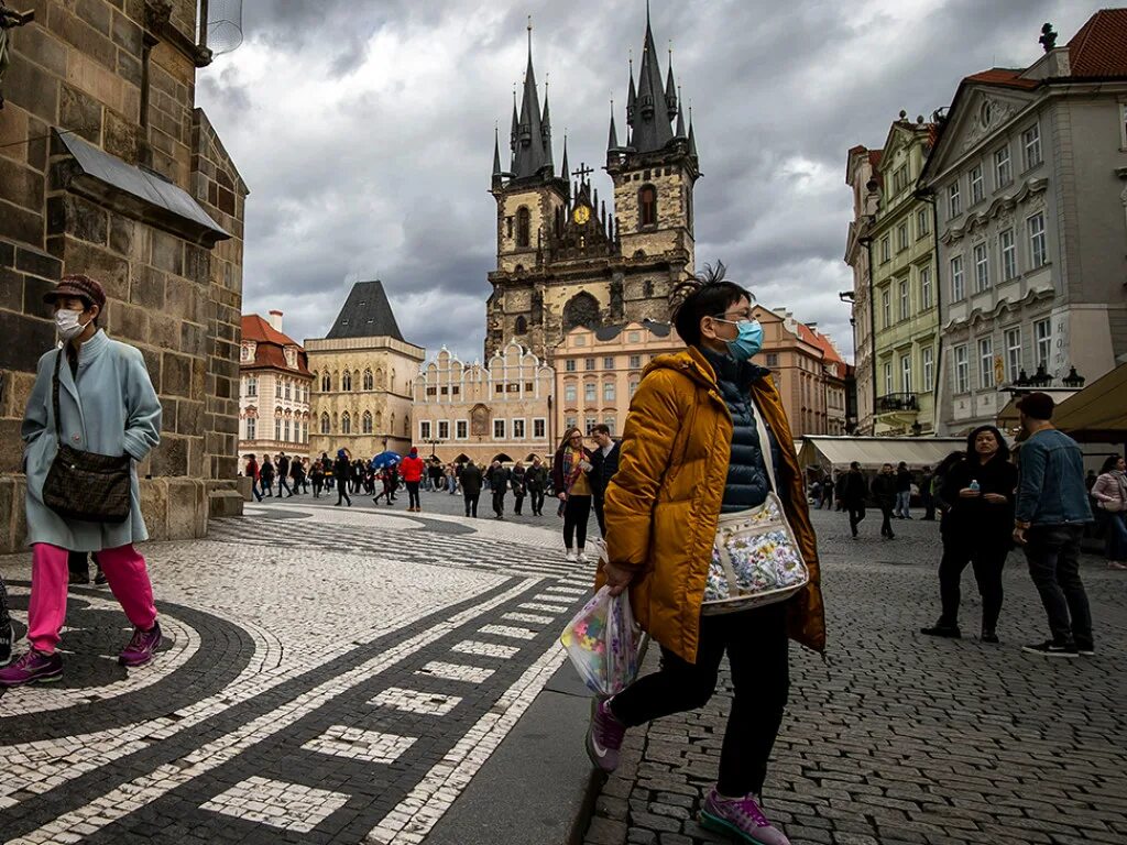 Страна вышла на первое. Чехия. Прага Чехия. Чехия туристы. Прага люди.