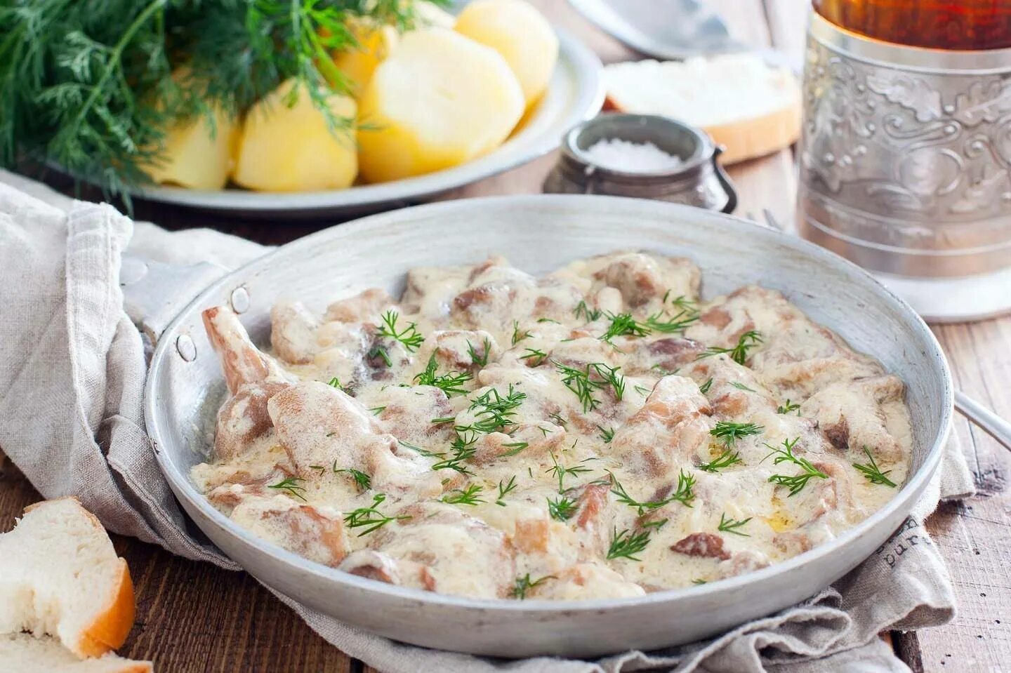 Курица тушеная в луке и сметане