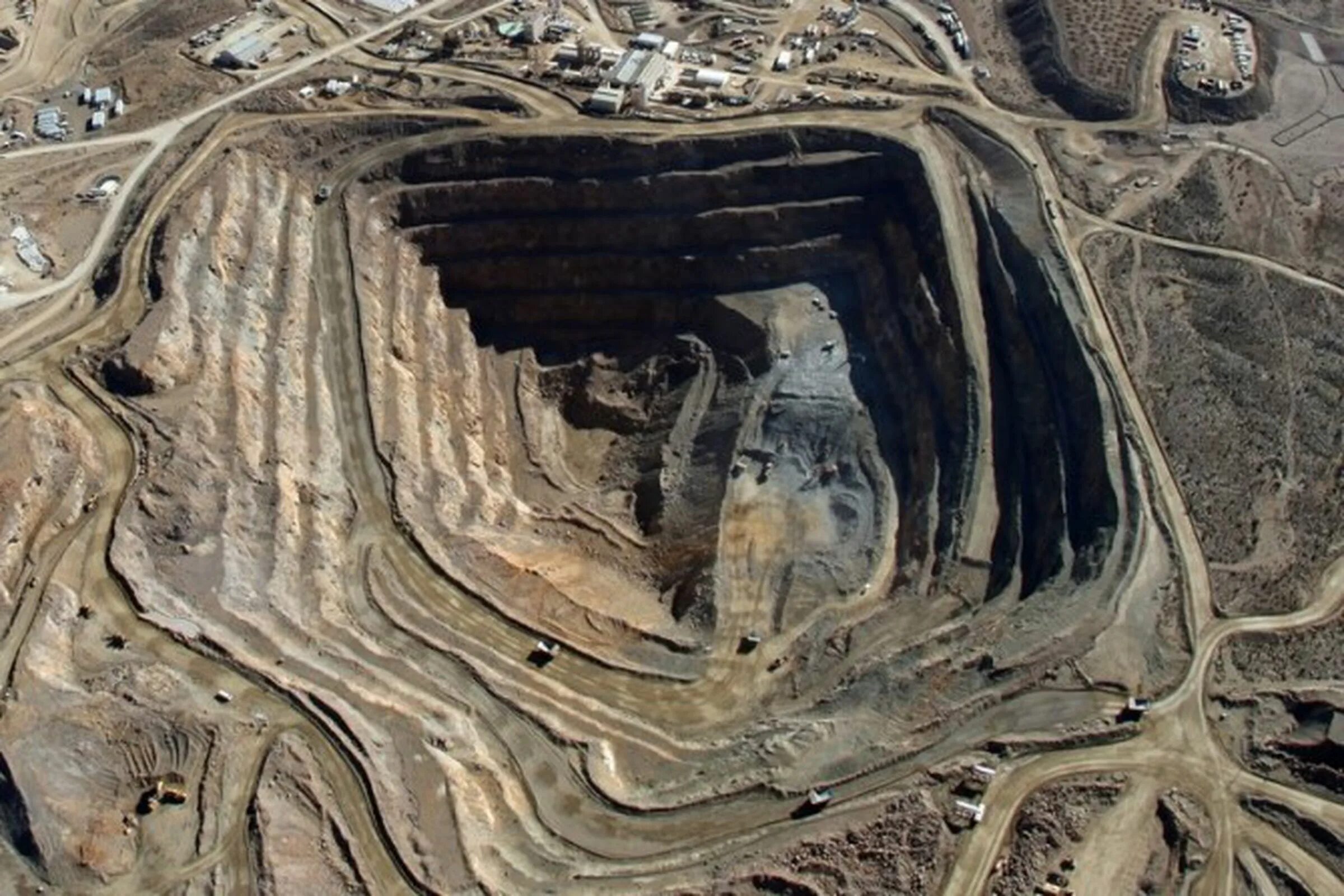 Добыча ископаемых больше. Ловозерское месторождение редкоземельных металлов. Крупное месторождение редкоземельных металлов Мурманск. Месторождения редкоземельных металлов в мире. Месторождения титановых руд.