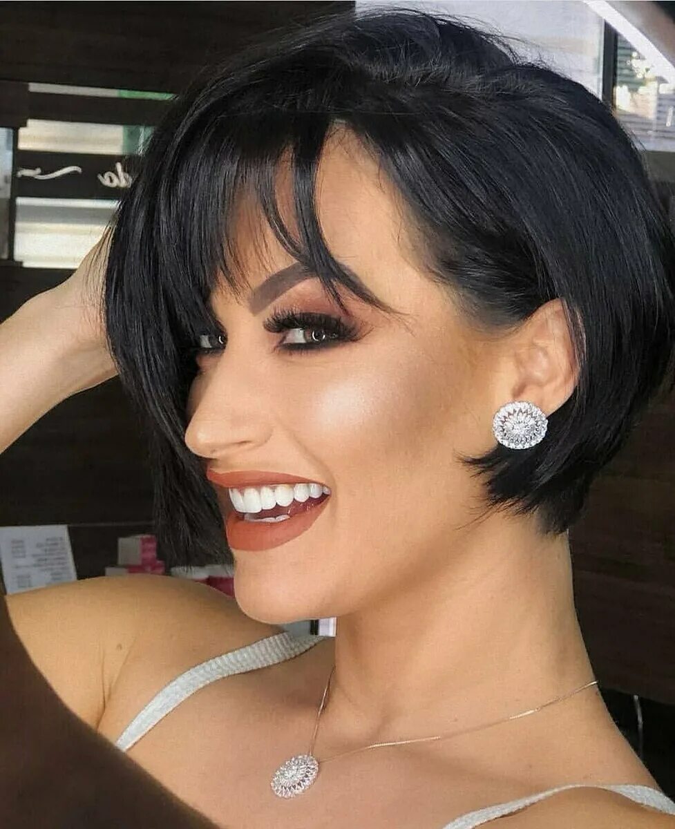 стрижки пикси для брюнеток 2022 женские короткие. короткие стрижки для женщин брюнеток. короткие женские стрижки на темные волосы. стильные короткие стрижки для брюнеток. пикси гаврош гарсон.