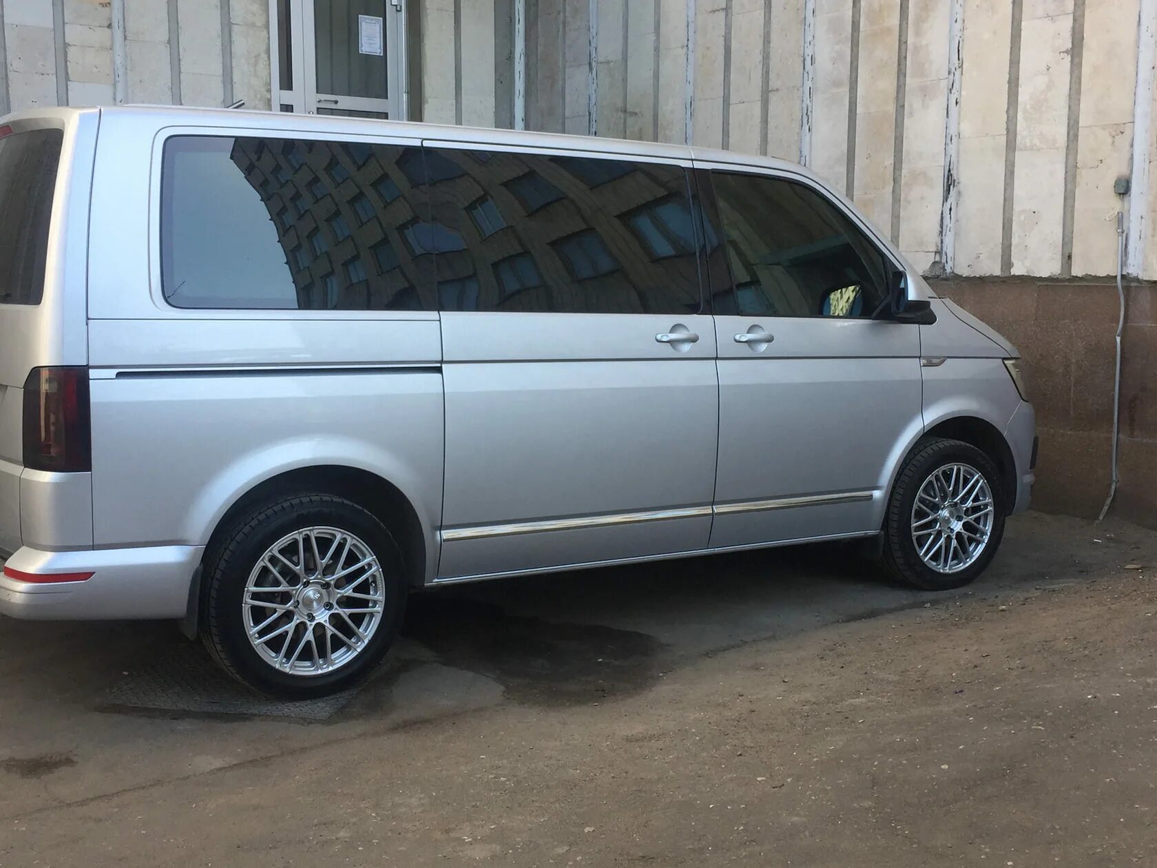 Купить т5 фольксваген 1.9. Диски на VW Caravelle t6. Диски на Мультивен т5 r17. Диски slik Multivan. Диски Фольксваген Мультивен т5.