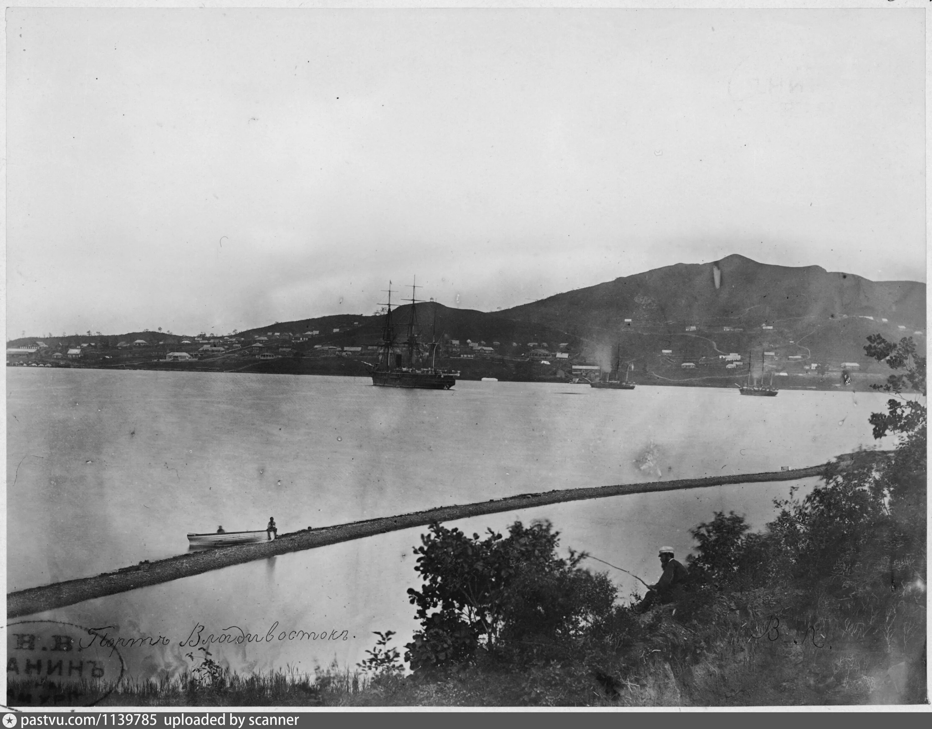 Порт золотой рог владивосток 1860. Переселенцы в сибирь 19 века. Приморский край 19 век. Основание владивостока 1860 г. Переселенцы на дальний восток в 19 веке.