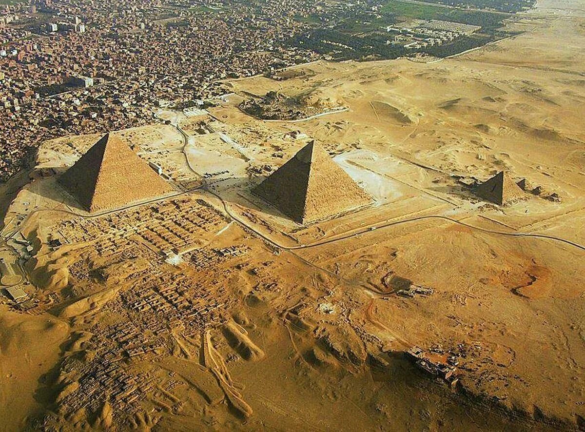 В какой стране находятся пирамиды. Пирамида Хеопса Каир. Пирамида Хуфу Египет. Плато Гиза Египет. Пирамиды Гизы и сфинкс.