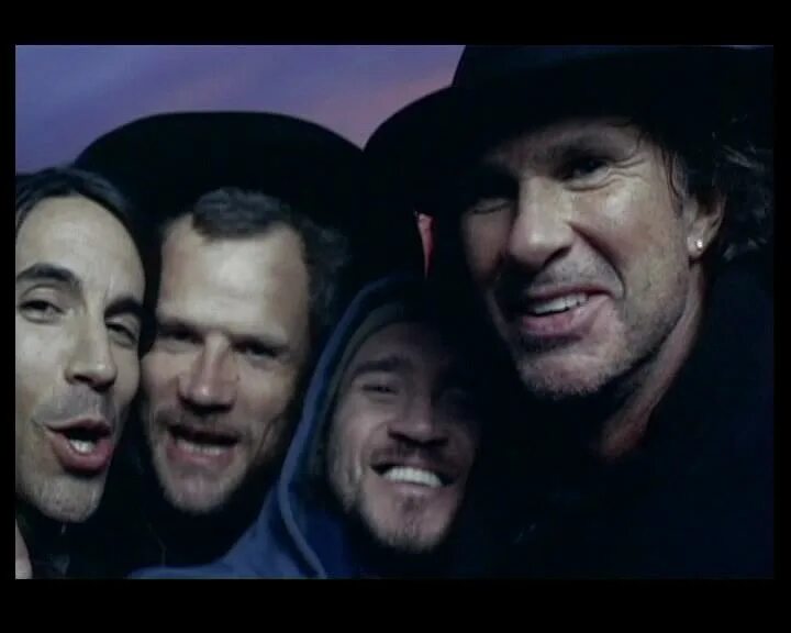 Клипы hot chili peppers. Red hot Chili Peppers Desecration smile. Ред хот Чили пеперс в молодости. Red hot Chili Peppers 1990. RHCP smiling.