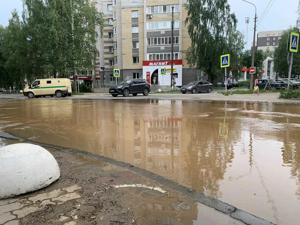 Сыктывкар затопило. Затопило Климовск. Ул.Ленина 27. Потоп Волжский 2003. Затопило Сыктывкар Сысола.