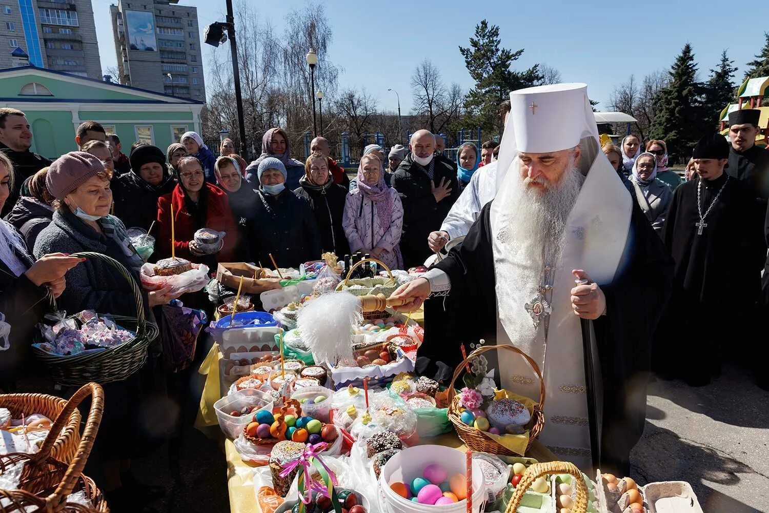 Свадьба перед пасхой можно ли. Пасха Церковь. Пасха на кладбище. Пасха ассоциации. Пасха дома.