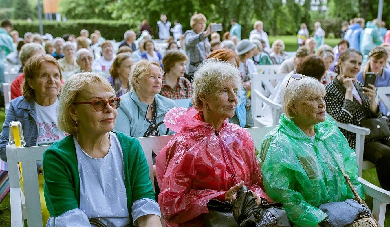 Работающие пенсионеры москвы. Лекция для пенсионеров. Пенсионеры в парке. Московское долголетие в парках. Праздник в парке пенсионеры.