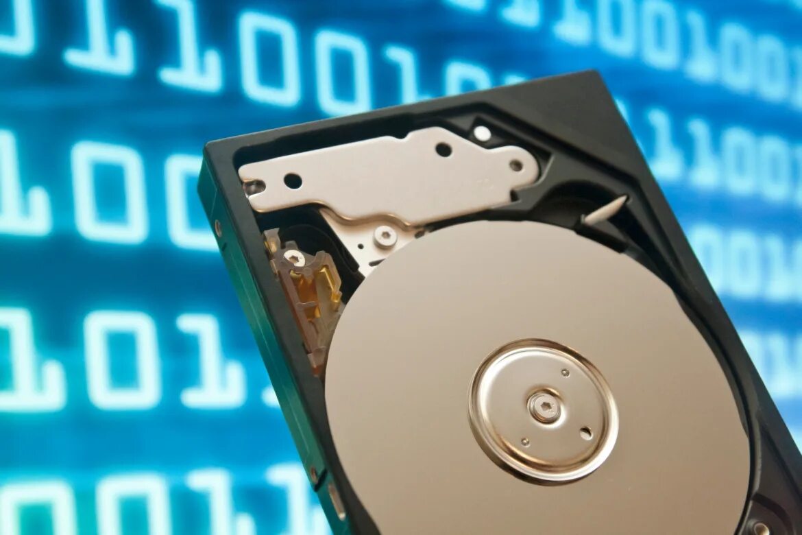 Выключается компьютер жесткий диск. Hard disk. мотор жесткого диска. жесткий диск предупреждения. жесткий диск с перфорацией.