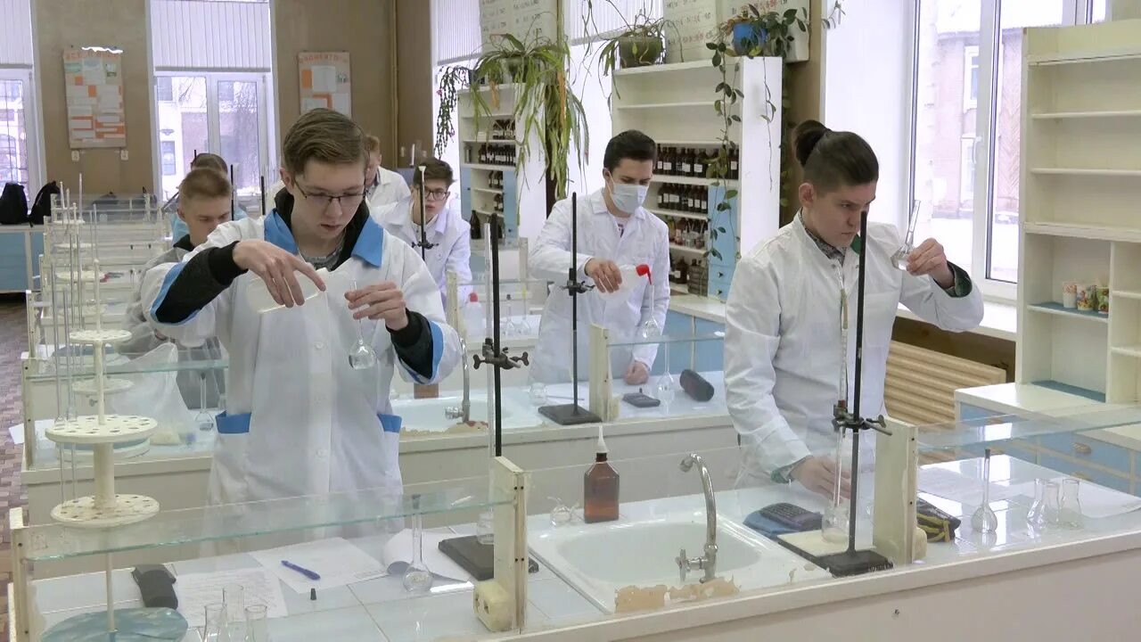 Химический корпус тпу. Воротынцев ннгу. Химик аналитик. Химик футболист. Химик (футбольный клуб, дзержинск).