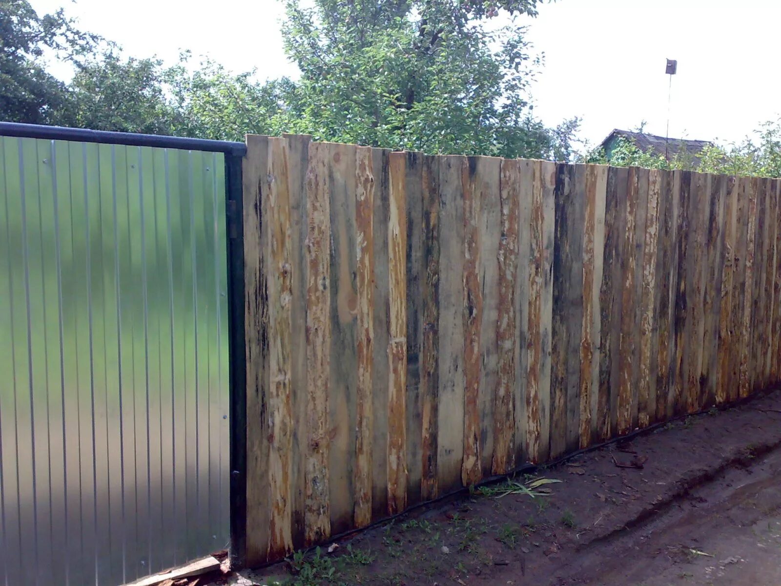 Построить забор на даче цена недорого. Забор из горбыля. Забор на даче из горбыля. Забор из горбыля красивый. Забор из необрезной доски.