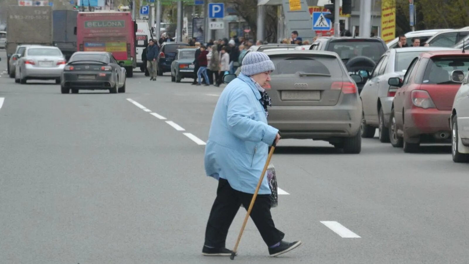 Пешеход в неположенном месте. Пешеход на проезжей части. Бабка на дороге. Переходит дорогу в неположенном месте.