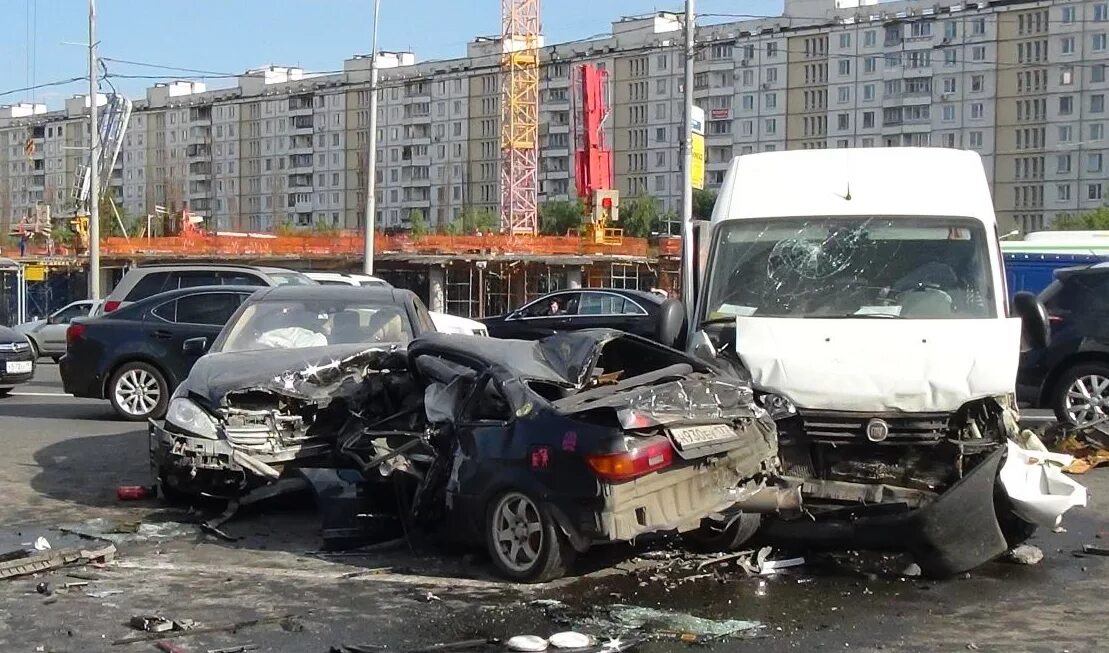 Авария трех машин. Три машины врезались авария. Серьезная авария на Кутузовском.