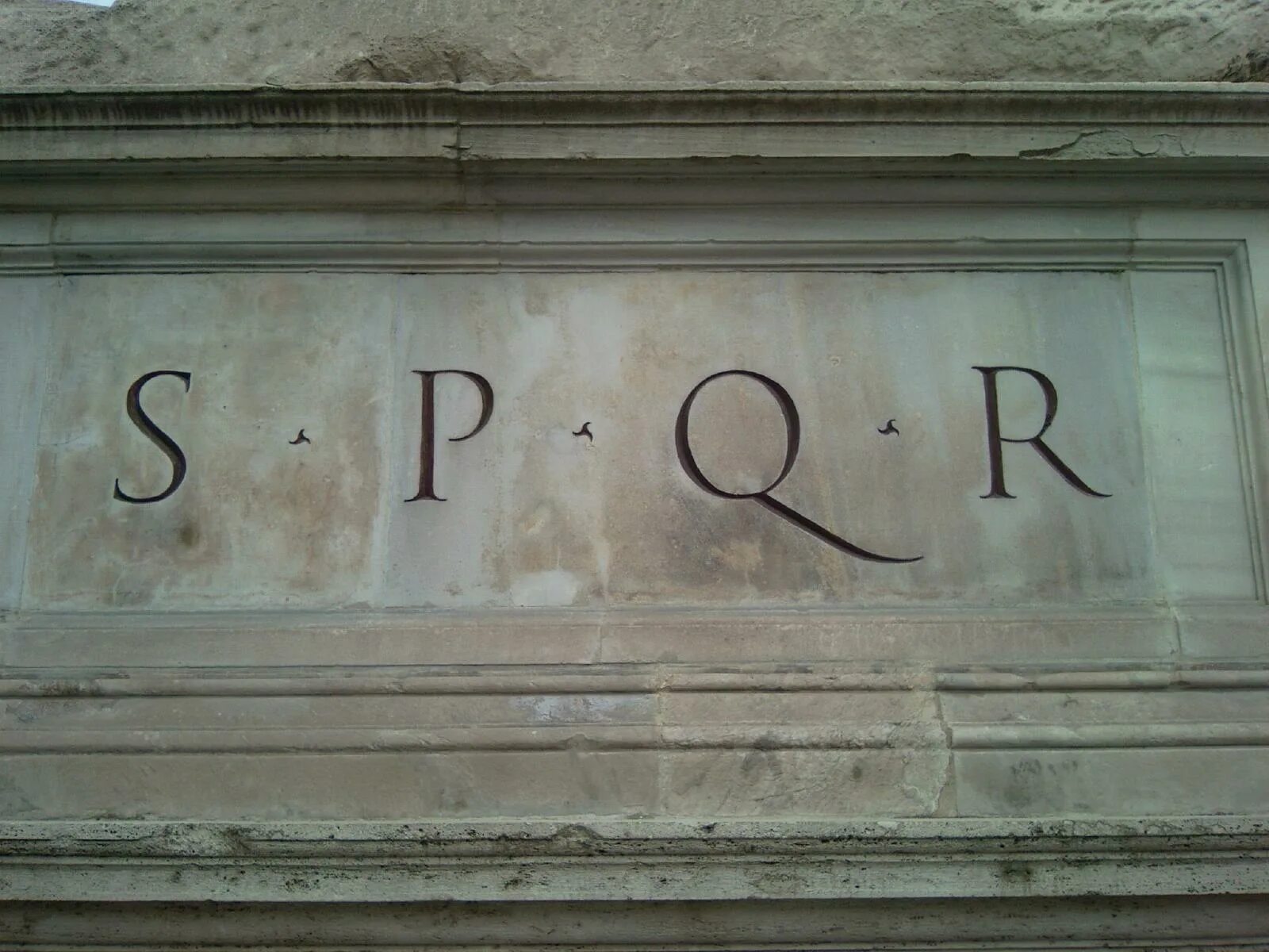 P. Штандарт рима spqr. Знамя рима spqr. Флаг римской империи spqr. Римский сенат spqr.
