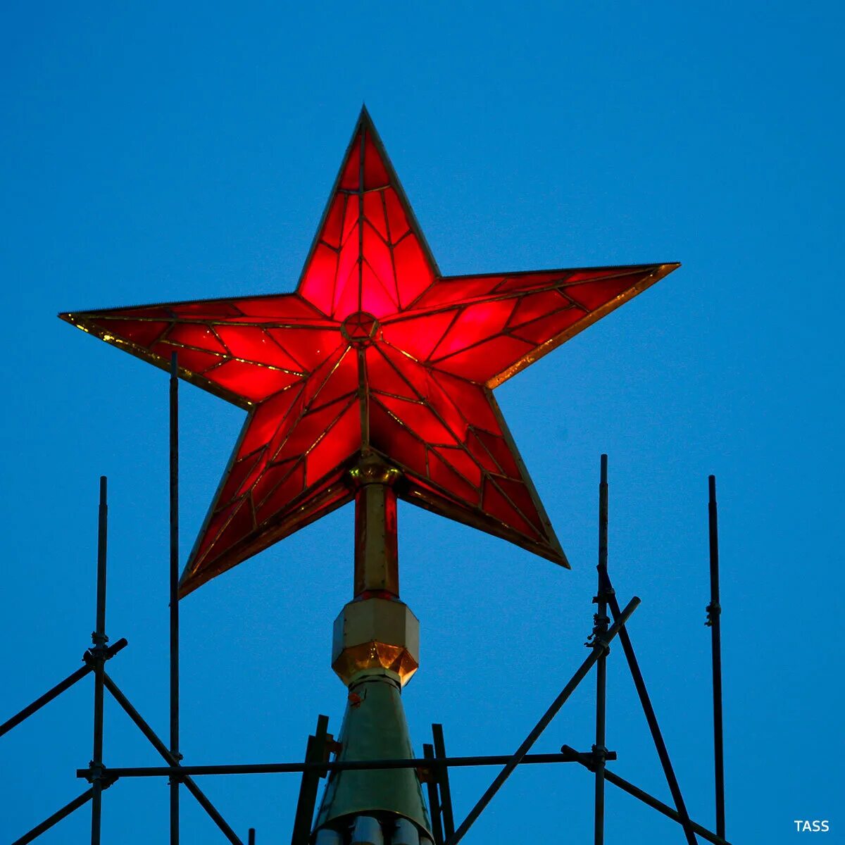 Рубиновая кремлевская звезда. Спасская башня Рубиновая звезда. Кремлевские Рубиновые звезды. Звезда Спасской башни Кремля. Рубиновая Кремлевская заезда.