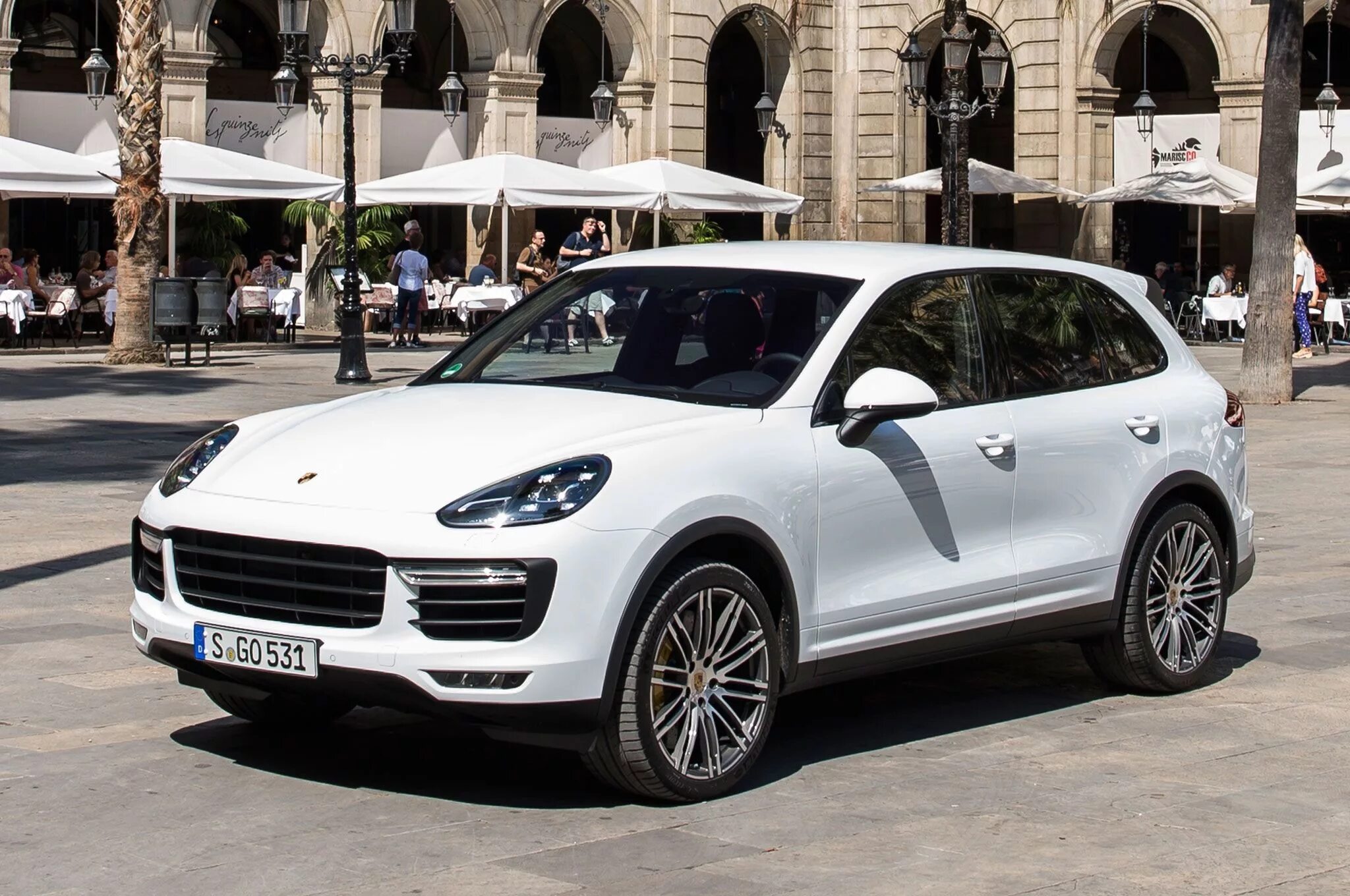 Порше кайен стоимость. Порше Кайен. Porsche Cayenne 2015. Порше Кайен 2015 белый. Porsche Кайен 2015.