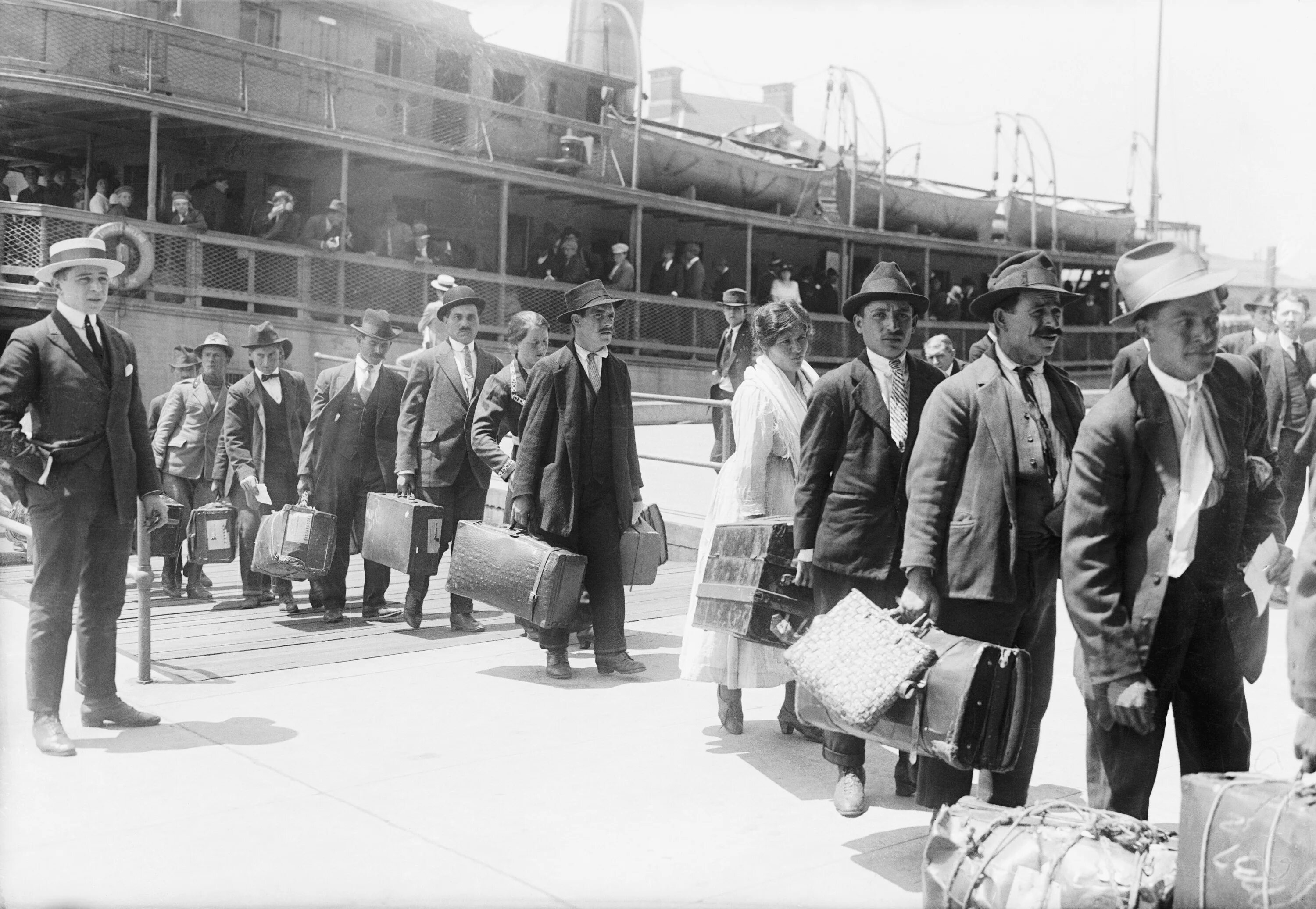 Иммигранты в США 19 век. Русские эмигранты в США 1917-1920. Эмигранты в США 19 век. Эмигранты 1917 Париж.