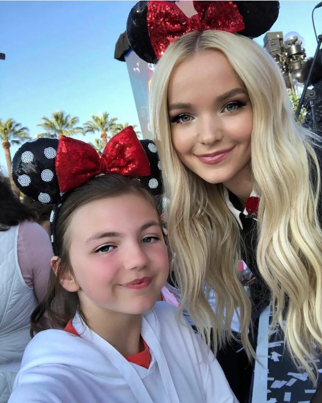 Дав камерон дамиано. Dove Cameron Disney. Дав Кэмерон в детстве. Дав Кэмерон и её подруга. Дав Камерон с подругами.