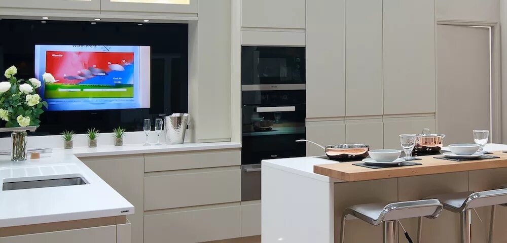 Встроенный телевизор в кухонный гарнитур. Телевизор на кухне. Телевизор встроенный в кухню. Кухня с большим телевизором. Телевизор для кухни 20
