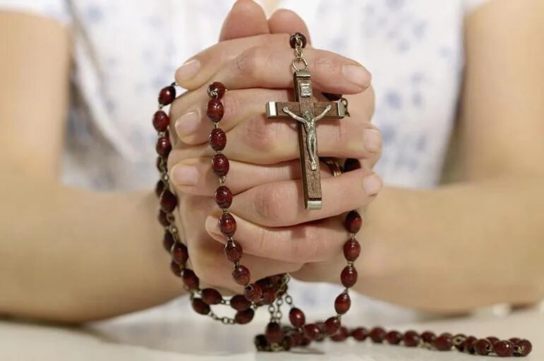 Правила четок. Catholic Holy Rosary. Розарий (религия). Четки в руках. Четки Католические в руке.