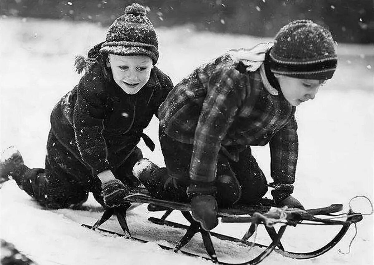 Детвора играла. Советское детство зима. Советские дети на санках. Счастливое советское детство. Советские дети зимой.