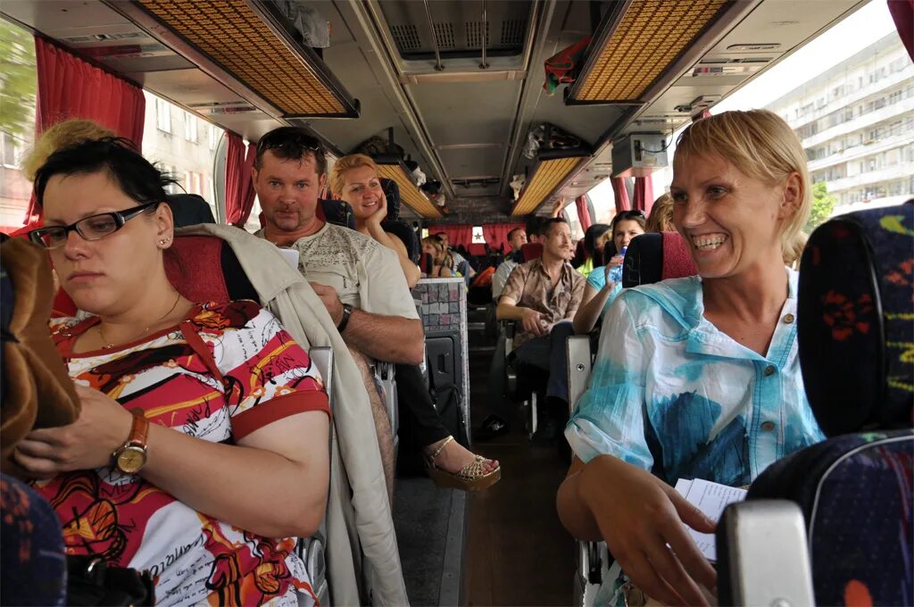 Автобус турист. Экскурсия на автобусе. Туристы в автобусном туре. Экскурсанты в автобусе. Экскурсии на автобусе на 3 дня
