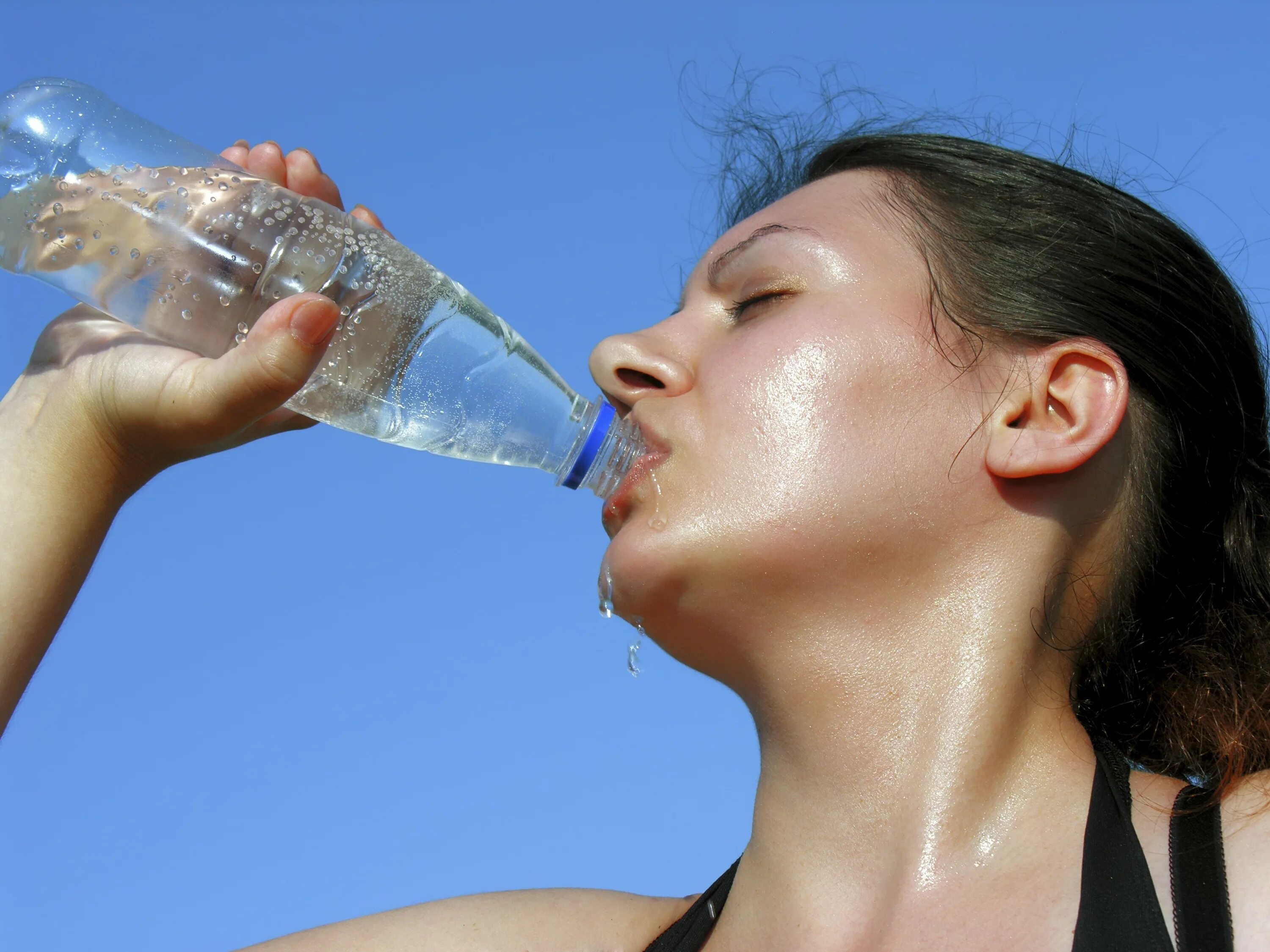 Жара можно пить. Пить воду. Питьевая вода. Жажда воды. Холодная вода питьевая.