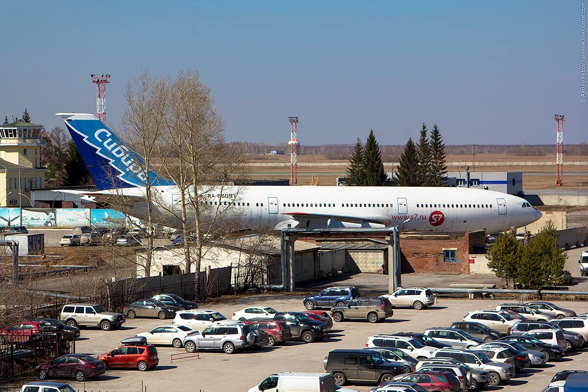 Парковка аэропорт новосибирск толмачево. Аэропорт Новосибирск самолет ил-86. Музей авиации в Новосибирске Толмачево. Стоянка в Толмачево. Стоянка Толмачево Новосибирск.